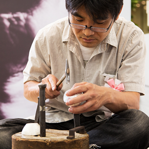 叩いて生み出す、形と輝き。森銀器のぐい呑み|越後屋オンライン 叩いて生み出す、形と輝き。森銀器のぐい呑み|越後屋オンライン